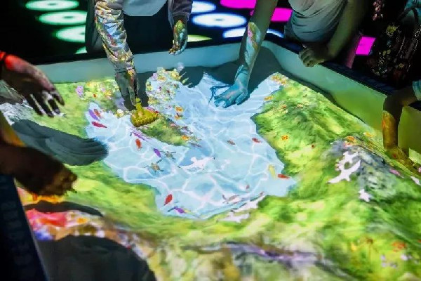 桌面互動投影的優(yōu)點(diǎn)和應(yīng)用插圖 桌面互動投影的優(yōu)點(diǎn)和應(yīng)用插圖